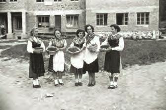 Julija leta 1951 je v Hotavljah v Poljanski dolini Zvone Mahovič fotografiral dekleta z borovnicami.