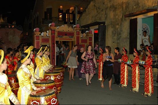 DAY 2 EVENING LET S HAVE A STREET PARTY, VIETNAM STYLE 17:15 17:30 17:45 18:00 21:15 Depart the hotel at staggered timings for Hoi An.