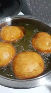 SHAMIEMA S VETBROODJIES (VETKOEK) 4 cups cake flour 1 pkt (10 g) instant yeast 1 big or 2 small patatoes, mashed 2 tsp sugar 1 ½ tsp fine salt 2 cups lukewarm water Mix to a soft dough.