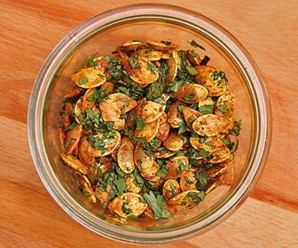 Curry Roasted Pumpkin Seeds with Mint Makes 2 cups Per 1/4 cup: Net Carbs 5.