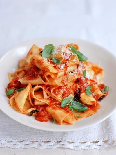 LESSON FOUR HAND MADE PASTA WITH A FRESH TOMATO SAUCE Ingredients 80g strong bread flour or plain flour, plus extra to dust 1 medium eggs 50 ml (2 fl oz) olive oil 1 tin of chopped tomatoes 1 pack of