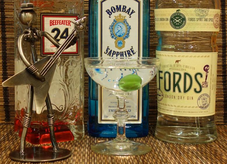 Classic Martini Plymouth, 209, Hendrick s or Bombay Sapphire Gin and dry vermouth: stirred, not shaken! Wet Martini Plymouth Gin, sweet vermouth and orange bitters.