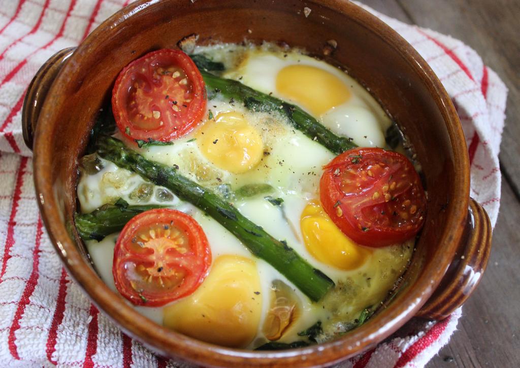 Baked eggs with asparagus 1 tsp ghee or coconut oil 60g white onion, finely chopped 3/4 tsp dried parsley or Italian seasoning 3 asparagus spears a large handful of spinach leaves 30g fresh or frozen