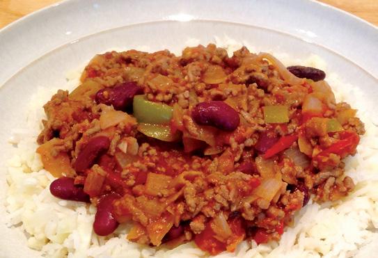 Chilli con carne & cauliflower rice 10g coconut oil 2 medium onions, peeled and chopped finely 500g extra lean beef mince salt and pepper to season ½ a bell pepper, any colour, chopped roughly 3