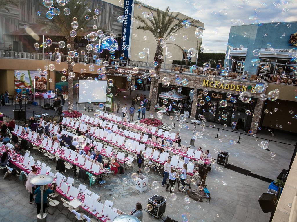 Anaheim GardenWalk can accommodate groups from 2,000 to 10,000.