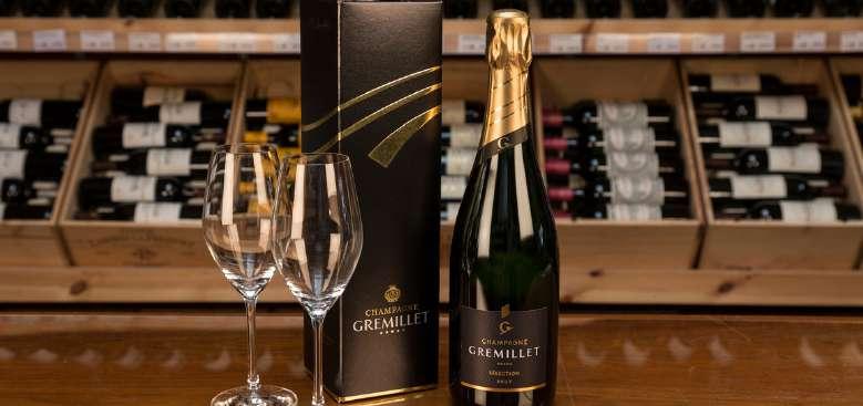 Awards 2015 Gold Medal Winner Decanter World Wine Awards 2015 "A bottle so pretty, it s perfect for gifting, this top quality Cava is made by the same traditional method as