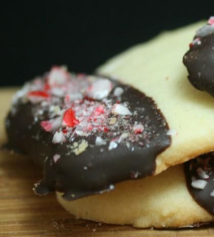 Peppermint Cookies ½ cup chocolate chips ¼ tsp. peppermint extract 24 vanilla wafer cookies 8 peppermint candies, crushed 1. Place chocolate chips in 1 cup Micro Pitcher.