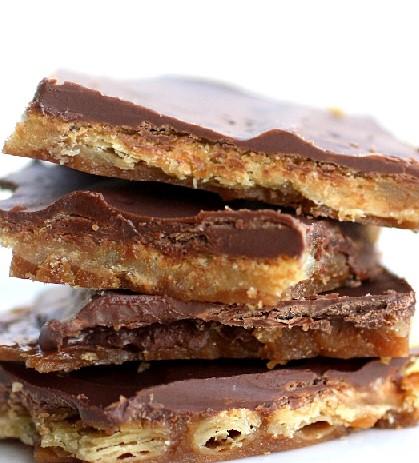 Salty Caramel Brittle 25 saltine crackers 1 stick unsalted butter ½ cup brown sugar ½ cup granulated sugar 1 / 3 cup heavy cream 1 tsp. almond or vanilla extract ¼ tsp. coarse kosher salt 1.