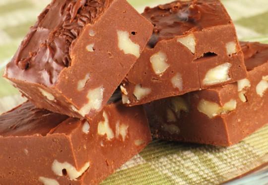 Easy Chocolate Fudge 2 cups chocolate chips 14-oz./415 g can sweetened condensed milk 1 tsp. vanilla extract 1 cup chopped walnuts (optional) 1.