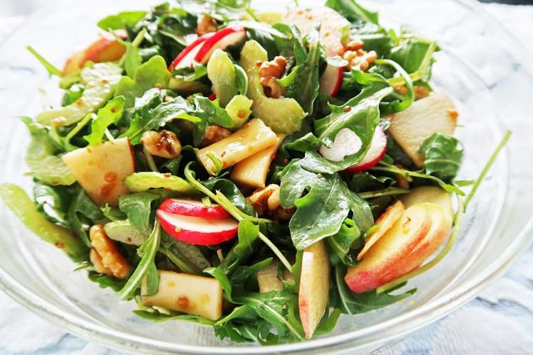 2 packed cups arugula Crunchy Winter Salad 2 celery sticks (about 1 cup), thinly sliced on the diagonal 4 radishes, thinly sliced 1 apple, cored and thinly sliced 1/4 cup gouda, sliced 1/2 cup