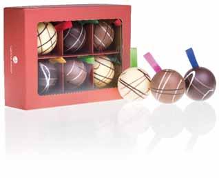 3954 FOUR CHOCOLATE BAUBLES Package dimensions: 135 135 54 mm Net weight: 100 g Net price: 10,19 EUR Four chocolate balls, 5 cm
