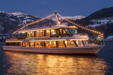 00 pm Christmas shipping around Lake Zell A real pleasure for visitors in december.