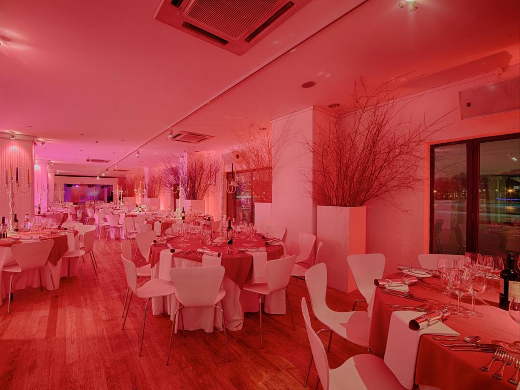 D I N N E R P A RT Y P A C K A G E S OXO2 is a venue that perfectly combines modern lighting and technology OXO2 dinner party package includes: Exclusive hire of the whole venue from 6.