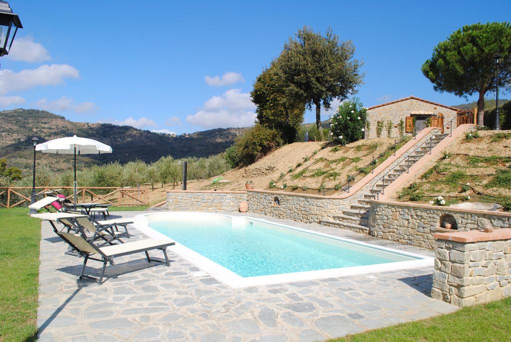THE VILLA This charming, single story, stone villa is set amidst 5 acres of magnificent olive groves, with stunning views over the Val di Chiana valley