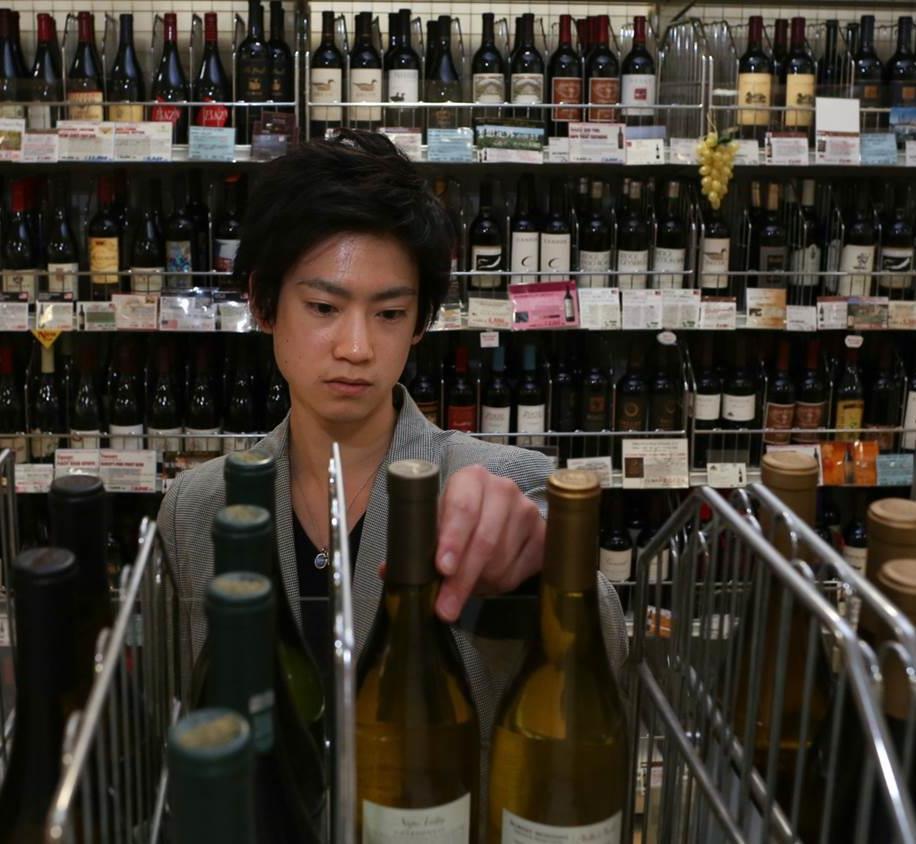 CONSUMERS ARE DIVERSIFYING THEIR PURCHASES Japanese consumers are expanding their horizons when it comes to wine, and diversifying when it comes to buying it.