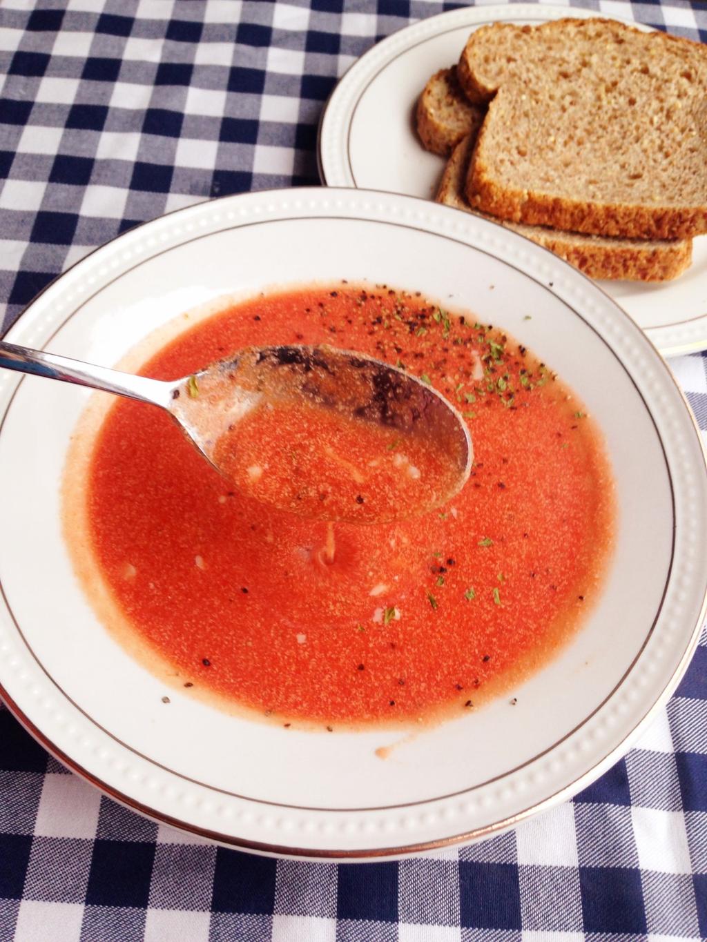 simple tomato soup cook time 5 min 2 Ingredients 8 oz tomato sauce 1 C of water or chicken broth 2-4 T of heavy cream Pour the tomato sauce into a saucepan.