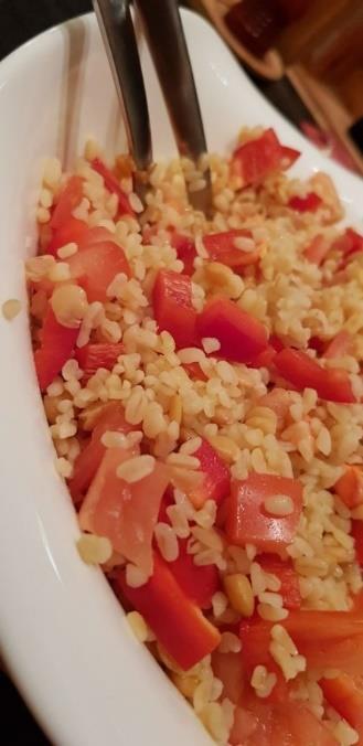 Salad with Bulgur 100 ml bulgur 200 ml water 1 pack or about 300g cooked, green lentils (they are canned, or in a box) ½ paprika 1 tomato 2 tbsp olive oil ½ tsp + ½ tsp salt ½ tsp pepper A small pot