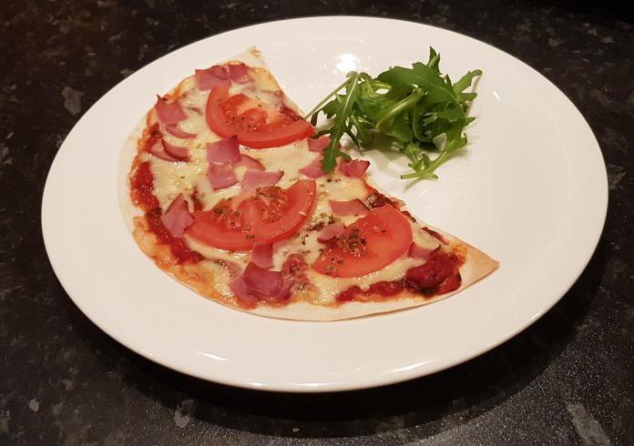 Very Simple Tortilla Pizza 2 large tortillas 1 tomato 4 tbsp tomato sauce (any type of pizza sauce or pasta sauce is fine) 40g or 4 slices ham 50g shredded cheese A little bit of dried oregano