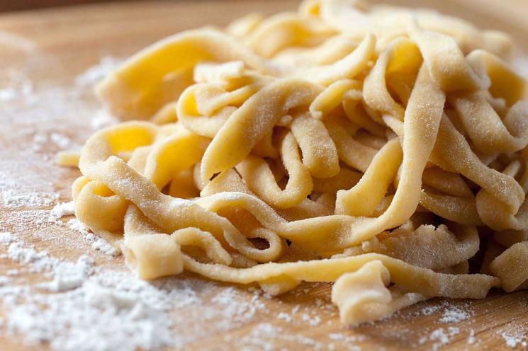 Then turn your pasta through the tagliatelle/spaghetti setting, dust with flour and place on a baking tray. 6. Make the sauce by chopping and crushing the garlic and add to the chopped tomatoes.