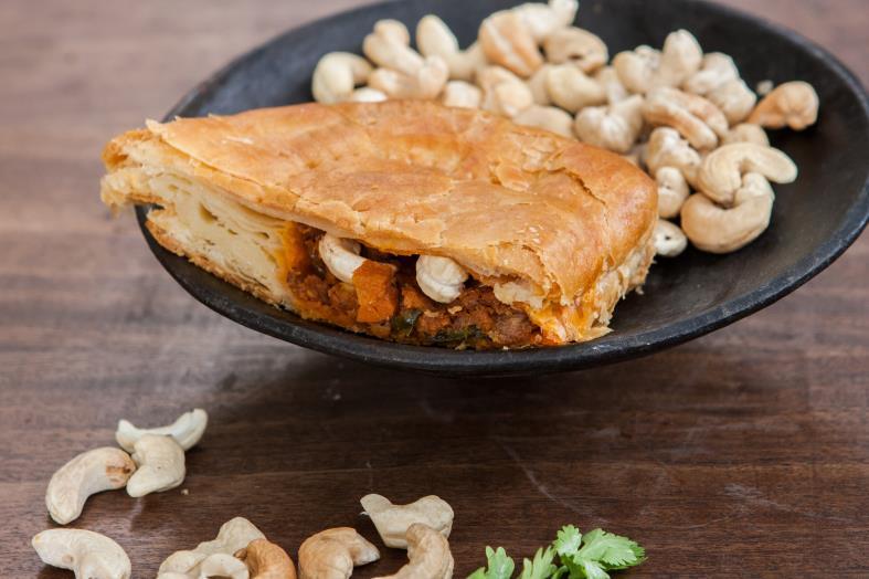 Cashew Meat Pie Servings: 18-20 2 pounds minced beef 500g roasted cashews 500g chopped onions 500g cabbage chopped 500g carrots 300ml soya sauce 150ml vegetable oil 100ml oyster sauce 1 egg white