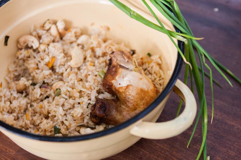 Chicken with Cashew Fried Rice Servings: 6 4 cups cold cooked rice 250g cooked chicken 2 eggs beaten ½ cup green peas 1 medium onion 3 carrots diced Spring onions Seasoning Soy sauce (light) Oyster