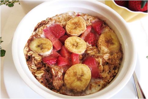 PROTEIN STRAWBERRY & BANANA OATMEAL 1/2 cup old fashion oats 1/2 cup frozen or fresh strawberries 1 medium banana, sliced 1 scoop strawberry or vanilla whey protein powder Water, as directed 1 4