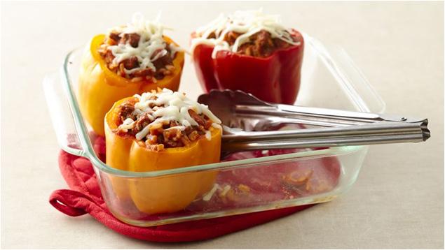 TURKEY STUFFED PEPPERS Makes 4 Servings 16 oz 99% lean turkey meat ( makes about 4 peppers) 1 pinch of sea salt 1 pinch of oregano 1 pinch of lemon pepper 4 bell peppers 1 large tomato 1 pinch of