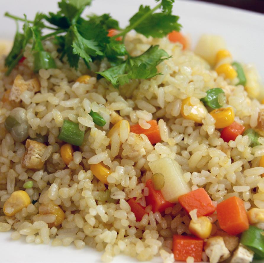 Easy Fried Rice Ingredients (fr 1 serving): 1 cup leftver biled brwn rice 2 large egg whites 2-3 clves garlic, chpped (carrts, peas, bell peppers, etc.