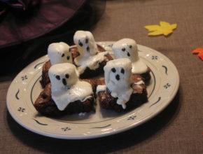 Last minute Halloween treats Looking for some easy last minute treats for Halloween?? I m sharing 2 today that are sure to please your guests or your family.