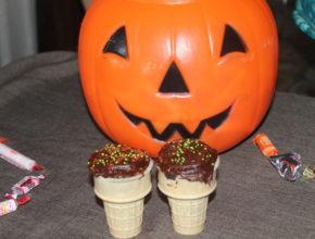 Ice cream cone Halloween cupcakes These are fun for kids! You can even get them involved by letting them help frost and decorate them. 1. Place cake cones in a mini cupcake pan. 2.