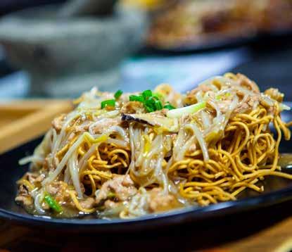 90 K10 K11 Shredded Pork and Shitake Mushroom in Abalone Sauce with Crispy Fried Noodle 鮑汁肉絲炒雙面黃 Crispy and golden pan-fried premium egg noodles covered with lean pork,