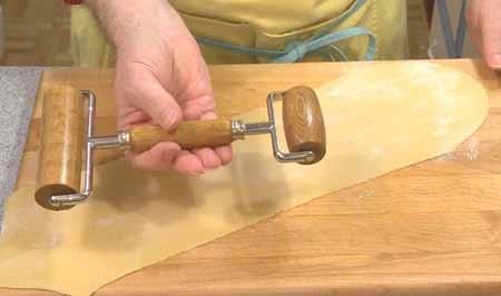 8 6 A device I often use when making ravioli or agnolotti is a pizza dough roller (available on Amazon). The pasta machine rolls dough to a maximum width of about 6 inches (about 15cm).