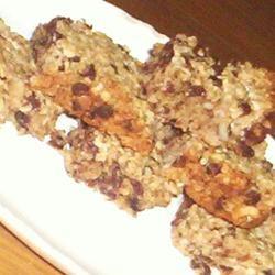 Chewy Granola Bars 4 ¼ cups rolled oats ¼ cup Rice Krispies 1 cup all-purpose flour 1 teaspoon baking soda 1 teaspoon vanilla extract 1 cup butter, softened 1 cup honey 1/3 cup packed brown sugar 2