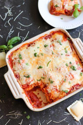 DAY 1 5-INGREDIENT RAVIOLI LASAGNA M A I N D I S H Serves: 6 Prep Time: 10 Minutes Cook Time: 40 Minutes 1 (24 ounce) jar pasta sauce 1 (25 ounce) package frozen ravioli 1 1/2 cups shredded