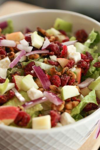 WINTER CRANBERRY APPLE SALAD S I D E D I S H Serves: 6 Prep Time: 15 Minutes Cook Time: 6 cups romaine lettuce salad 1/2 cup sweetened pecans 1/2 cup Craisins 1 gala apple (chopped) 1 green apple