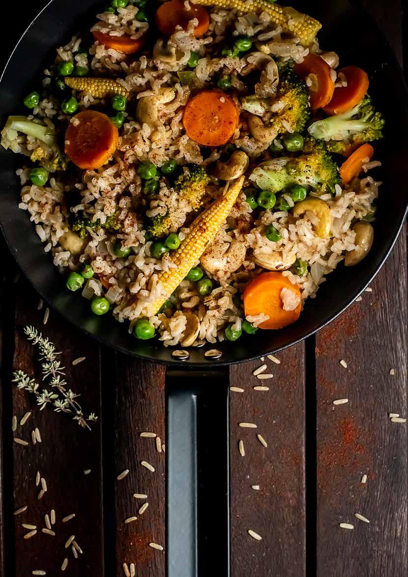 DINNER 2 tbsp extra virgin olive oil ½ onion, peeled and sliced 150g / 1½ cups (uncooked weight) brown rice 1 tsp smoked paprika 1 tsp dried thyme 400ml water or vegetable stock 330g / 3 cups mixed
