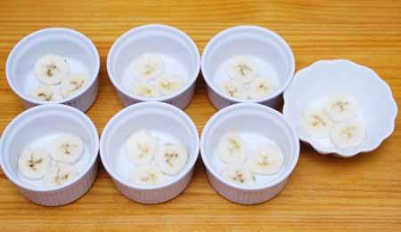 3 3 Place thin slices of banana in the bottom of each ramekin.