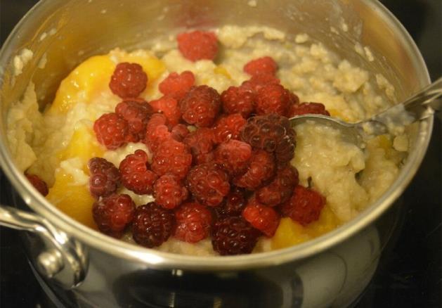Homemade Baby Food Summer Fruit Ingredients 1 cup canned or frozen peaches 1 2 cup fresh or frozen raspberries 1 cup cooked oats, rice, quinoa, or baby cereal Water Summer Fruit Prep 1.