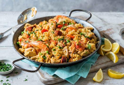 1 onion 1-2 cloves garlic 1 red pepper 1 chicken breast (or 4 thighs) 1 x 15ml oil 1 x 5ml spoon turmeric 1 x 5ml spoon paprika 750ml stock (vegetable or chicken) 250g rice 25g frozen peas Paella