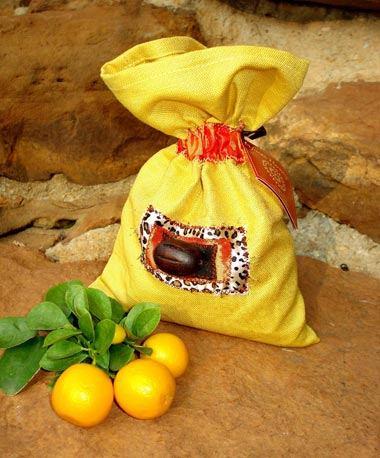 African Harmony 1 - INVIGORATING 650g / 1,43lb African Bathsalt in a handcrafted Gift Bag Contains 7 ml galss bottle