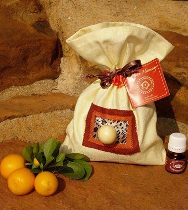 African Harmony 2 - INVIGORATING 650g / 1,43lb African Bathsalt in a handcrafted Gift Bag Contains 7 ml glass bottle