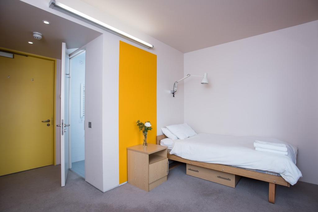 We can offer our elegant modern en suite bedrooms,
