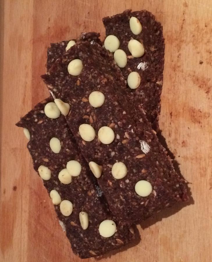 Choc-Nutty Bars (10 serving) 40g cashews 35g almonds 30g pumpkin seeds 150g pitted dates 1.5 tablespoons cacao powder 20g chocolate chips 1. Add all dry ingredients into food processer and process. 2. Then add dates one at a time until it comes together into a large ball.