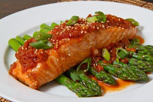 Teriyaki Salmon (3 servings) 2 tablespoons of honey 1 clove of garlic 1-inch cube of ginger 3 salmon fillets (100g each) 1 lime 5 tablespoons of dark soy sauce 1. Preheat the oven 2.