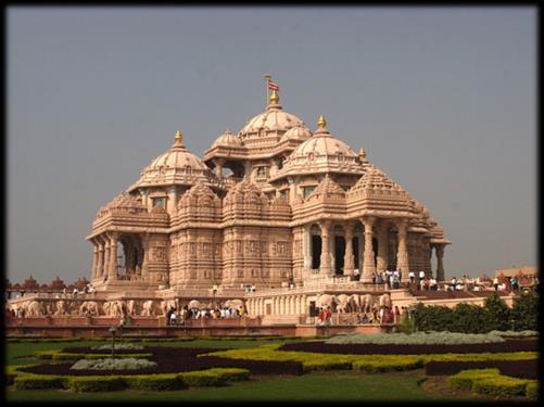 Some of the famous ones are: Lotus Temple Akshardham Temple Iskon Temple Bangla Sahib Gurudwara Jama Masjid 4.