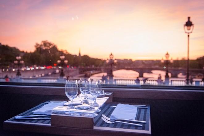 An unrivaled combination of aesthetics and leisure, this luxury bus/restaurant provides an extraordinary experience, discover the most beautiful views in London