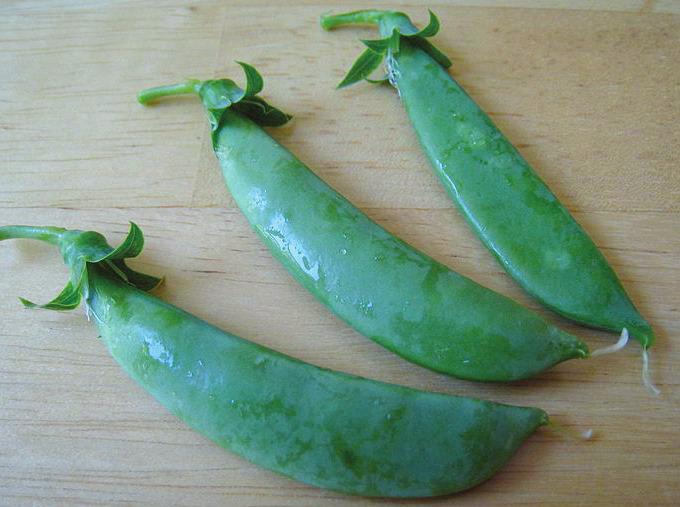 Garden Smooth starchy seeds in a pod which is removed before eating May be dried, used in dishes like split pea soup Remove the string and stem end from small, flat, sugar snap peas