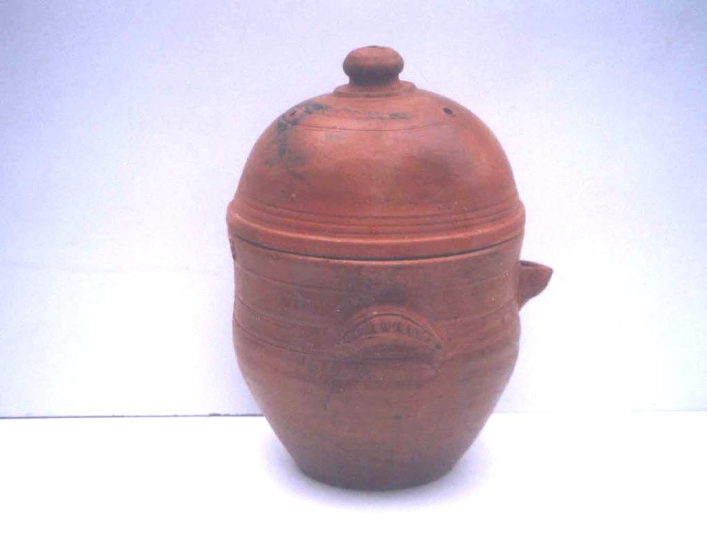 Design No. 5 Content : Terracotta pot of 27mm X 165mm X 35mm Terracotta pot of 215 mm X 14 mm X 255mm Terracotta lid of 3 mm X 19mm (Fig. No. 5) Specification : Gramin Sheetak has a concept of pot in pot system.