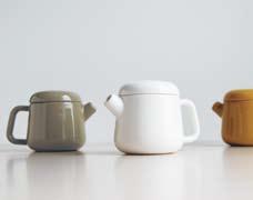 TRAPE Round Teapot for Daily Use TRAPE is a porcelain tea pot with a distinctive shape.