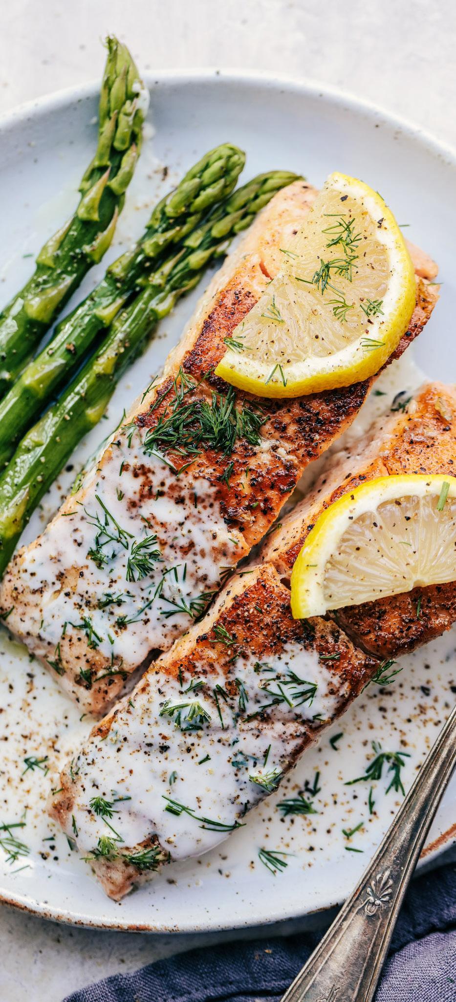 PAN SEARED SALMON with a creamy lemon dill sauce PREP TIME 5 MIN COOK TIME 20 MIN TOTAL TIME 25 MIN SERVES 4 1 Tablespoon Olive Oil salt and pepper 4 (6 oz) salmon fillets 3 cloves garlic 1 cup heavy